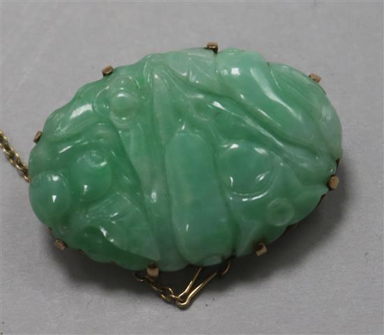 A gold mounted jadeite oval brooch, 41mm.